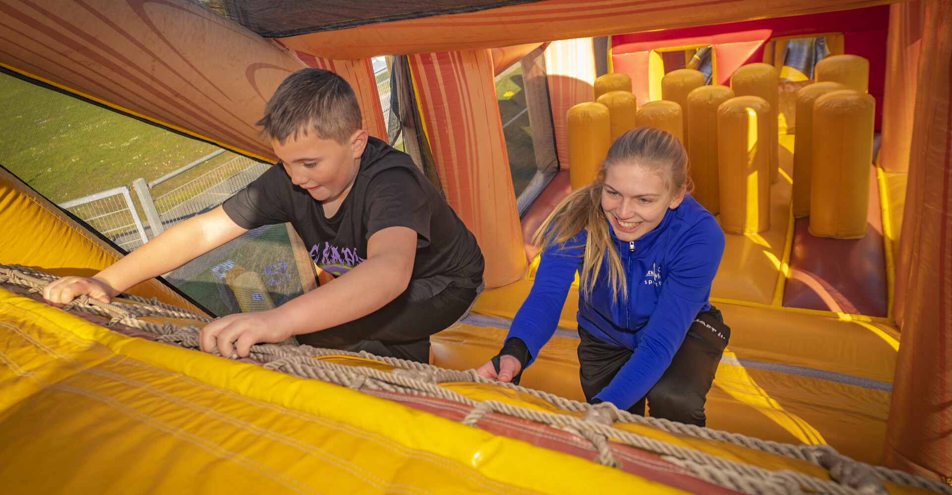 Groepje kinderen doet mee aan een sportactiviteit